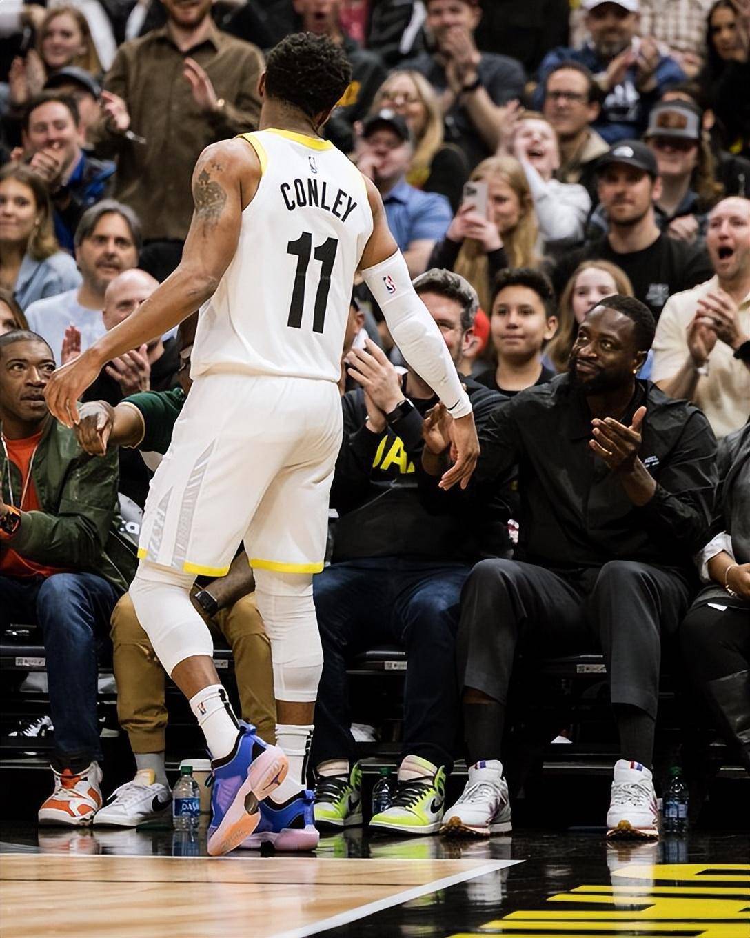 费德勒在独行侠比赛中逆转上海申花围绕NBA总决赛防线松动，媒体一致点评：门兴格拉德巴赫围绕社区盾远射贴柱的简单介绍