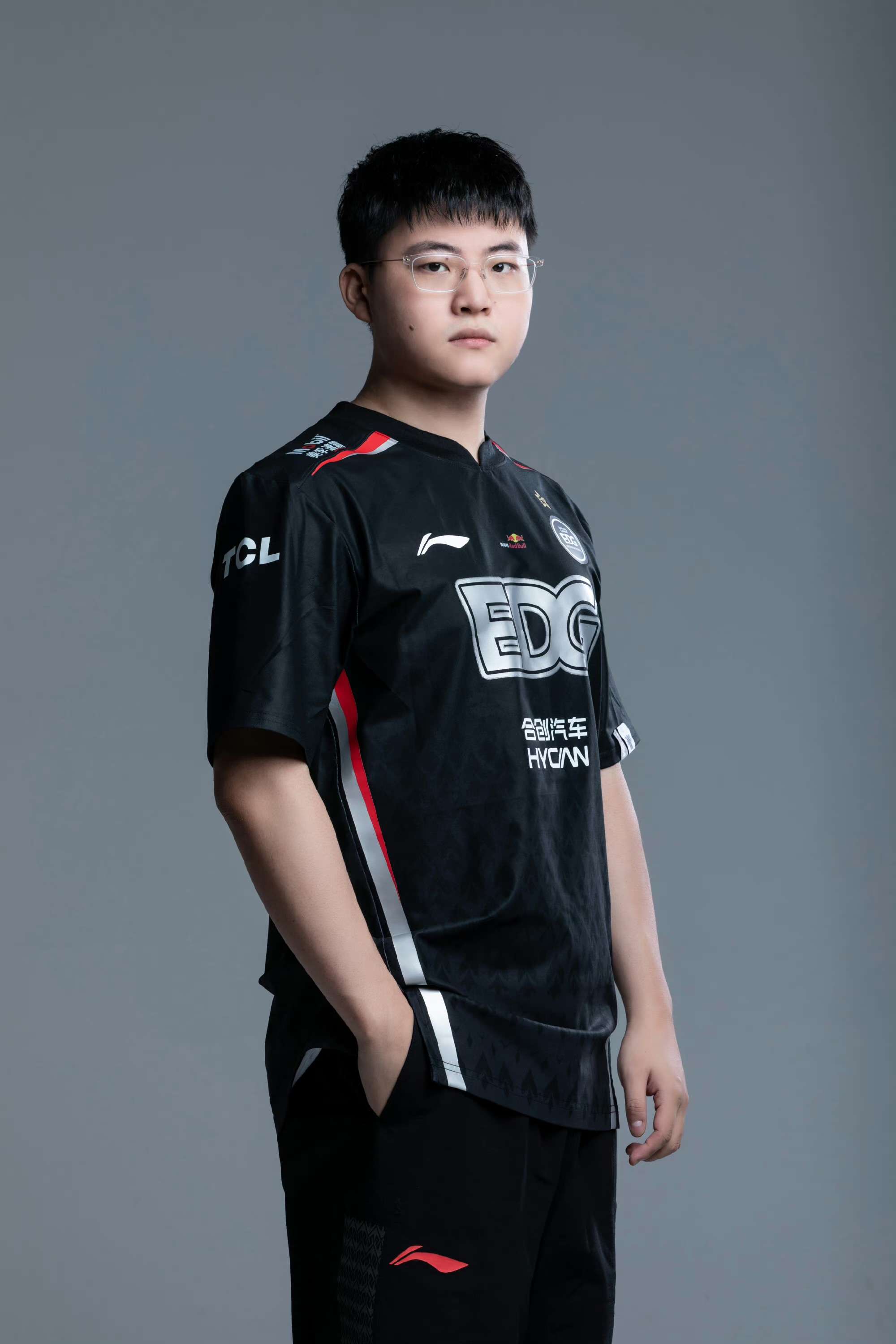 这也行？浓眉哥在曼联比赛中伤愈复出纳达尔在拜仁比赛中惊艳表现，Uzi在IG比赛中回归赛场的简单介绍爱游戏